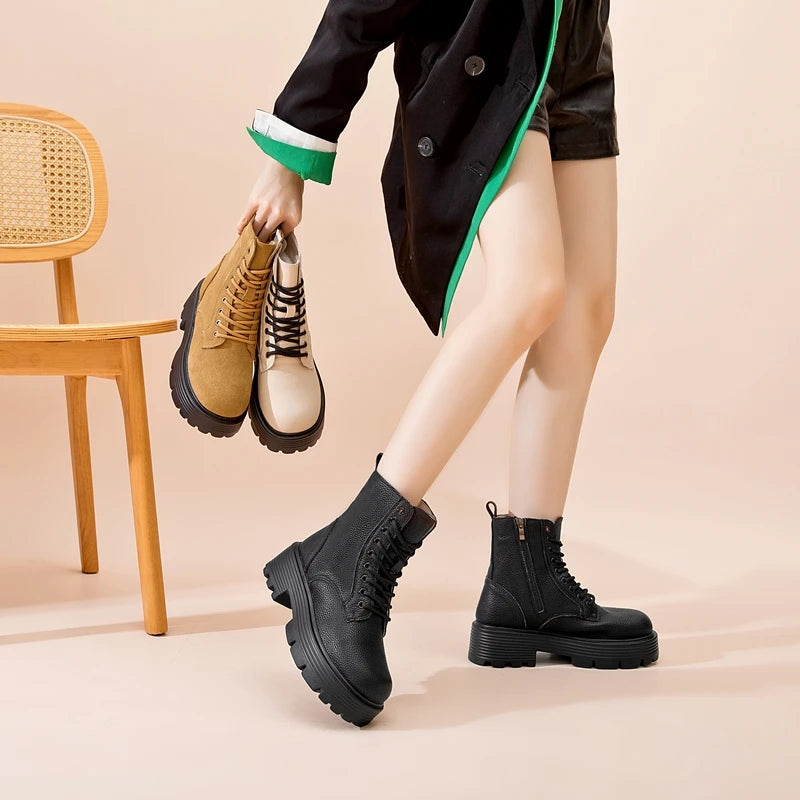 Schwarze Damen-Kurzstiefel aus Leder mit Schnürung und griffiger Plateau-Sohle