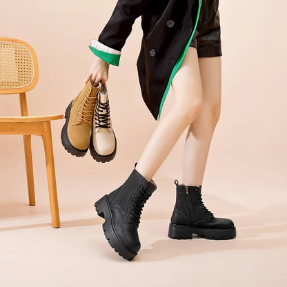 Schwarze Damen-Kurzstiefel aus Leder mit Schnürung und griffiger Plateau-Sohle