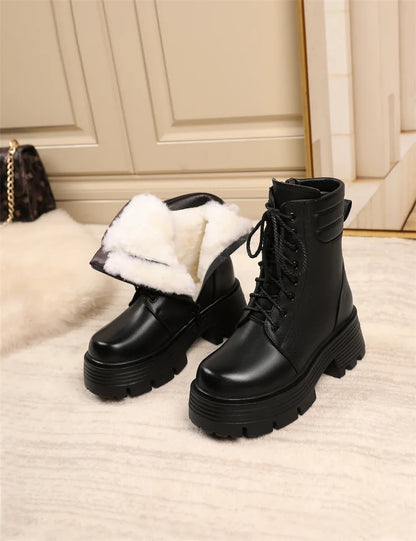Schwarze Winter-Stiefelette mit Schnürung und warmem Kunstfellfutter am Schaftrand