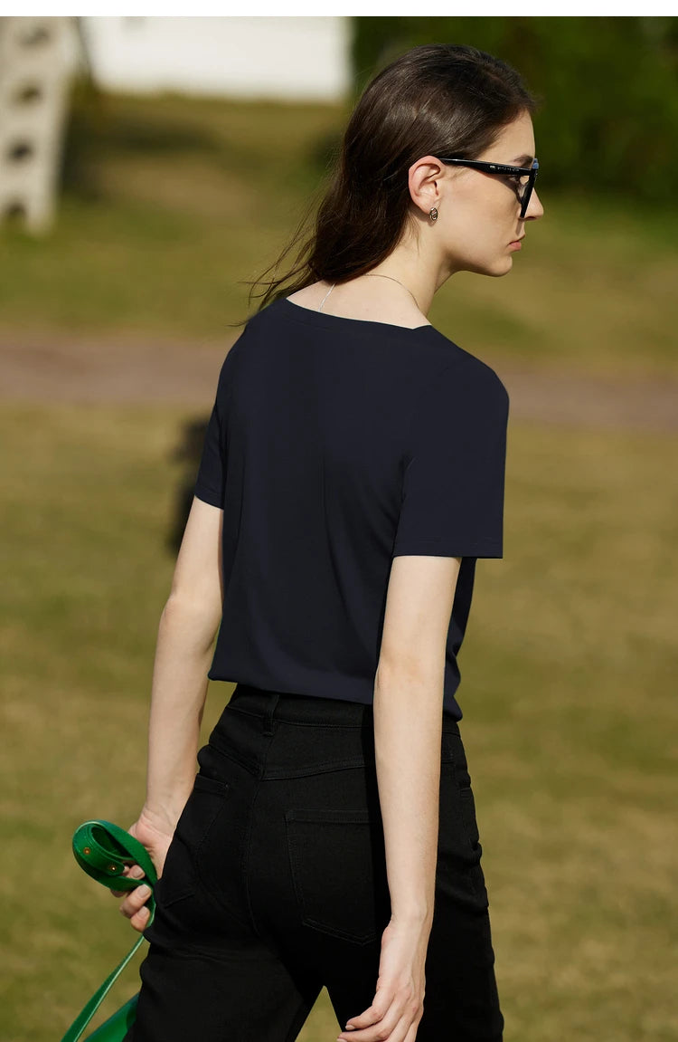 Damen T-Shirt im minimalistischen Stil mit One-Line Kragen und kurzen Ärmeln