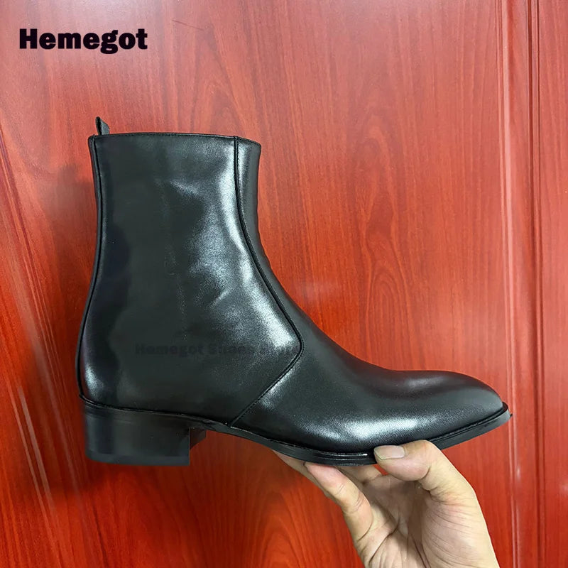 Schwarzer Chelsea-Boot in Seitenansicht, glattes Obermaterial und Blockabsatz