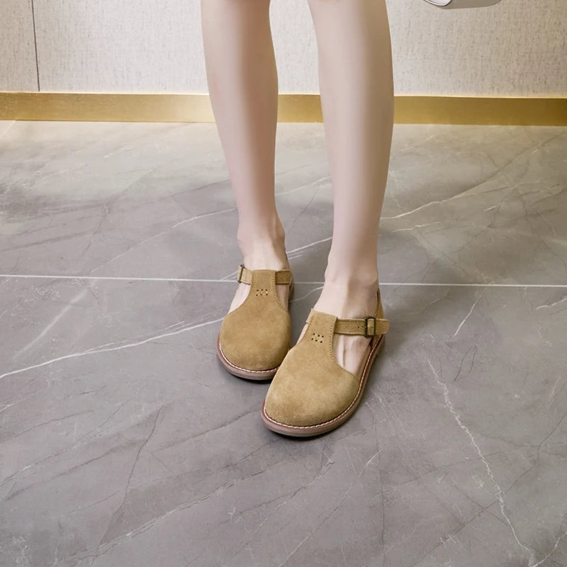 Damen-Ledersandalen in Camel mit flacher Sohle und breitem Riemen, runder Zehenöffnung