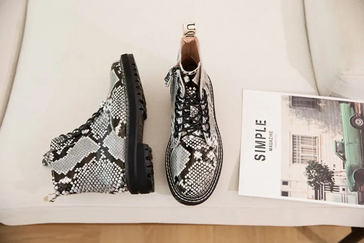 Stiefeletten mit Schlangenprint, seitlichem Einstieg und Schnürung, dicke schwarze Sohle
