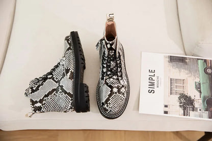 Stiefeletten mit Schlangenprint, seitlichem Einstieg und Schnürung, dicke schwarze Sohle