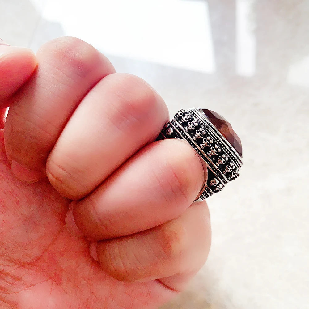 Nahaufnahme: silberner Ring aus 925 Sterling mit Tigerauge und Totenkopfband