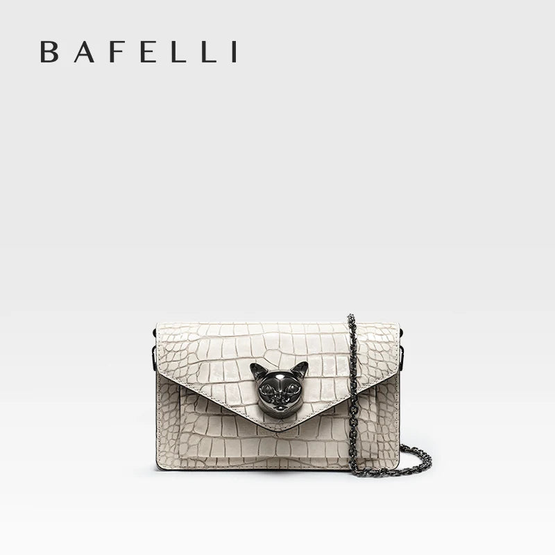 Echtleder-Crossbody-Clutch in Chalk mit Kettenriemen und Katzenkopf-Form auf Klappe