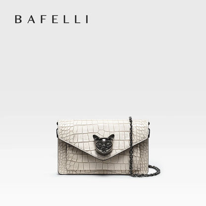 Echtleder-Crossbody-Clutch in Chalk mit Kettenriemen und Katzenkopf-Form auf Klappe