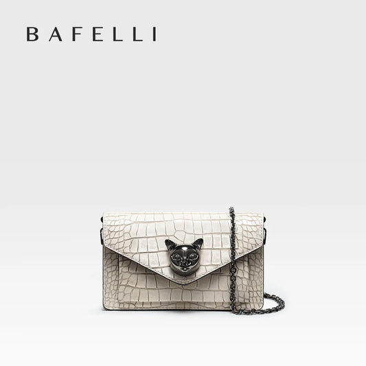 Echtleder-Crossbody-Clutch in Chalk mit Kettenriemen und Katzenkopf-Form auf Klappe