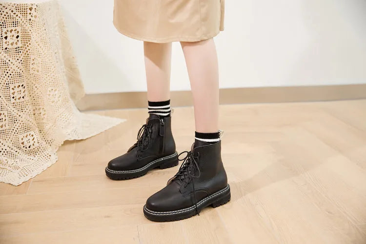 Damen-Stiefeletten aus Leder, schwarz, mit Schnürung und robuster Profilsohle
