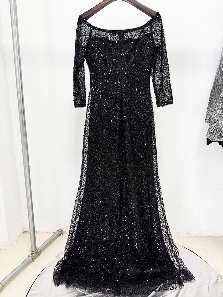 Elegantes Damen-Midikleid mit schulterfreiem Design, langen Ärmeln und Perlen-Patchwork – figurbetont und luxuriös.