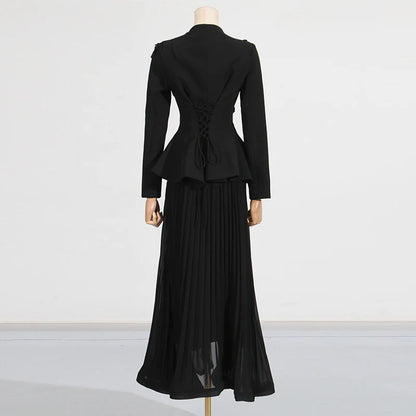 Elegantes Damenkleid mit Rundhalsausschnitt, halblangen Ärmeln und Spitzen-Patchwork-Design – figurbetont und stilvoll.