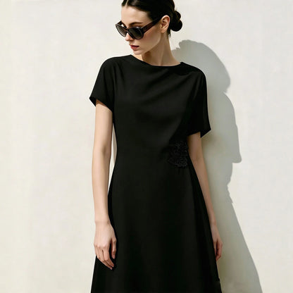 Elegantes Damenkleid Im Sommer Mit Asymmetrischem Wasserfallausschnitt
