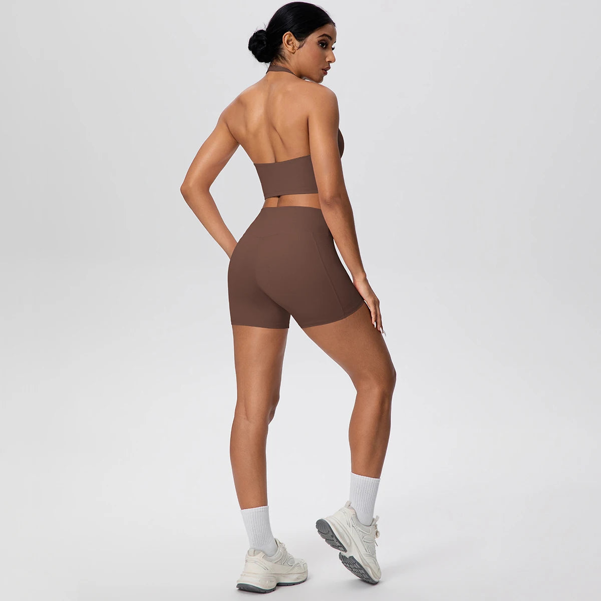 Braunes Yoga-Set mit Sport-BH und Shorts, Rückenansicht