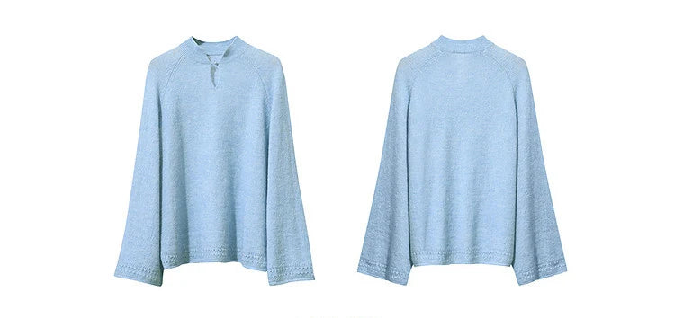 Heller blauer Wollpullover mit Stehkragen und Knopfleiste vorn, Vorder- und Rückseite.