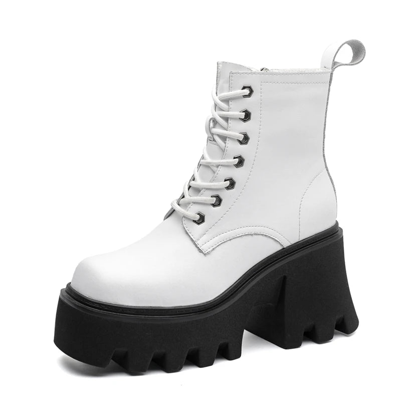 Weiße Stiefeletten mit Schnürung und quadratischer Kappe, dicker Profilsohle und Blockabsatz