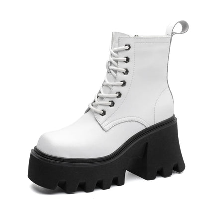 Weiße Stiefeletten mit Schnürung und quadratischer Kappe, dicker Profilsohle und Blockabsatz