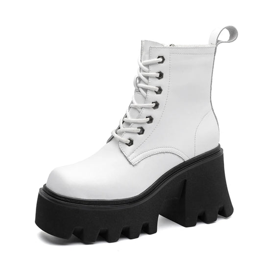 Weiße Stiefeletten mit Schnürung und quadratischer Kappe, dicker Profilsohle und Blockabsatz