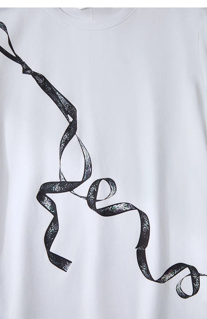 Damen T-Shirt im Minimalismus-Stil mit coolem Druck aus antimikrobieller Baumwolle