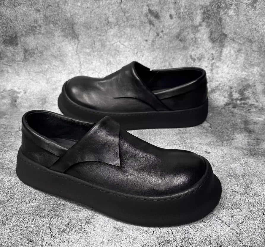 Schwarzer Lederloafer im Slip-On-Stil mit dicker Sohle und Zierschlaufe
