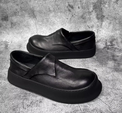 Schwarzer Lederloafer im Slip-On-Stil mit dicker Sohle und Zierschlaufe