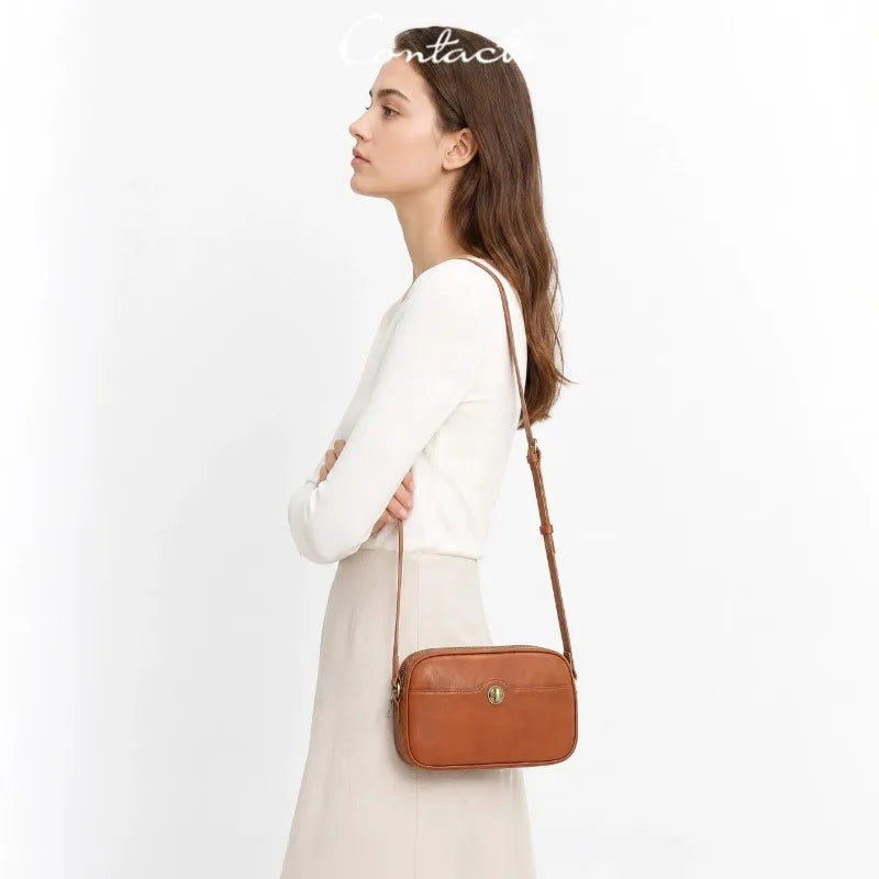 Kleine Schultertasche aus Leder in Karamellbraun am Modell, mit Reißverschluss und kurzem Riemen