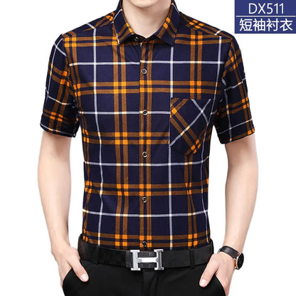 Leichtes Herren-Poloshirt aus Eisseide mit kurzen Ärmeln und klassischem Kragen in einfarbigem Design.