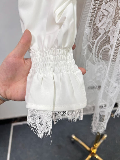 Elegantes Damen-Minikleid mit Rundhalsausschnitt, langen Ärmeln und Schnürung im Patchwork-Design – figurbetont und stilvoll.