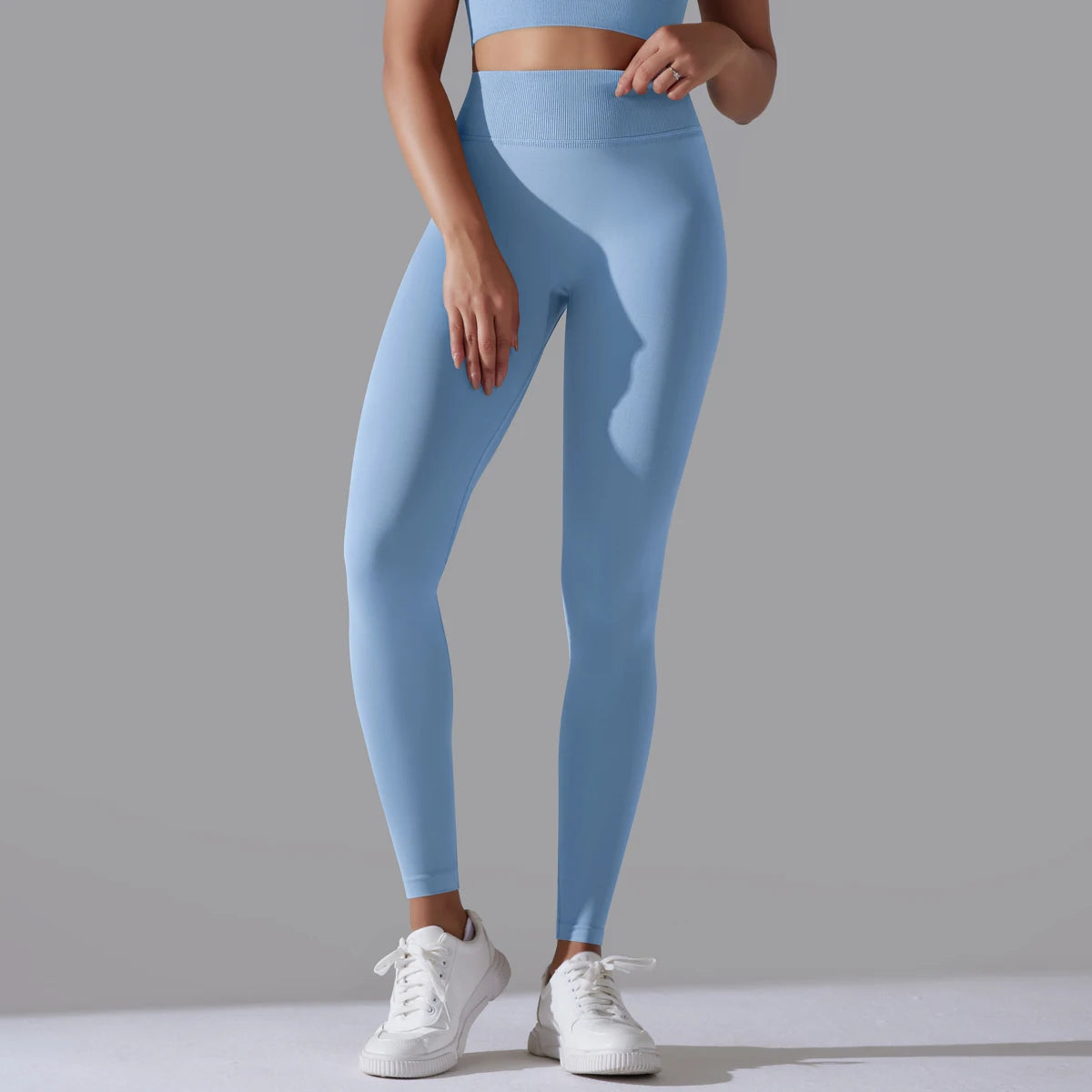 Nahtlose Yoga-Hose, hohe Taille, hellblau, Seitenansicht mit schmalem Bein