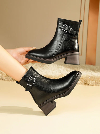 Schwarze Stiefeletten mit quadratischer Kappe, breitem Blockabsatz und Schnallendetail am Schaft