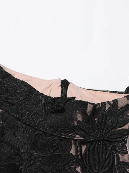 Weite Damen-Lederhose mit hohem Bund und Reißverschluss im minimalistischen Design – modisch und schick.