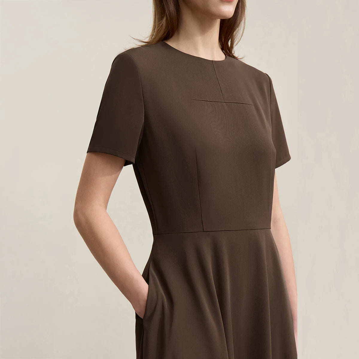Elegantes Damenkleid Mit Taschen Aus Chiffon Tailliert Für Berufstätige