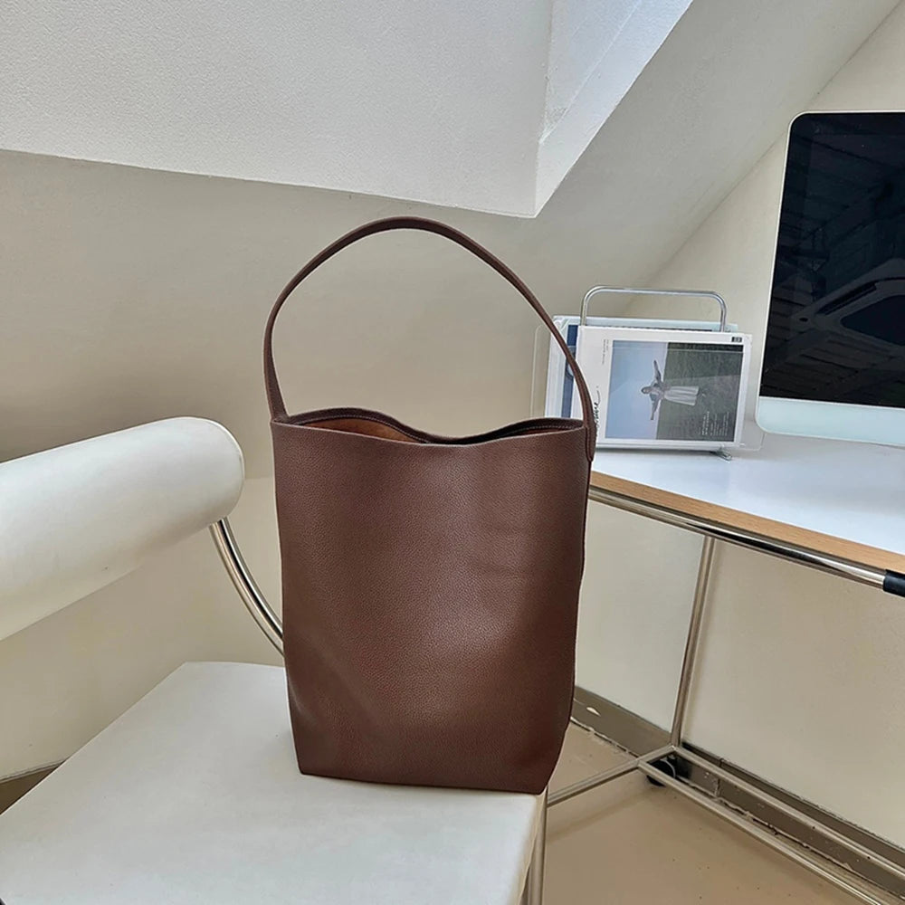 Damen Bucket-Bag Aus Vollnarbigem Leder Weinrot