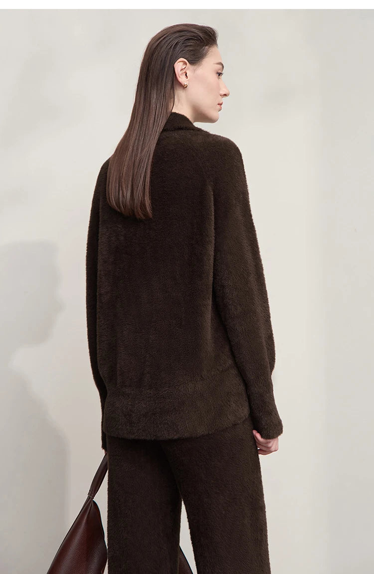 Damen-Set in Dunkelbraun: Pullover mit Kragen, Rückansicht zur Hose