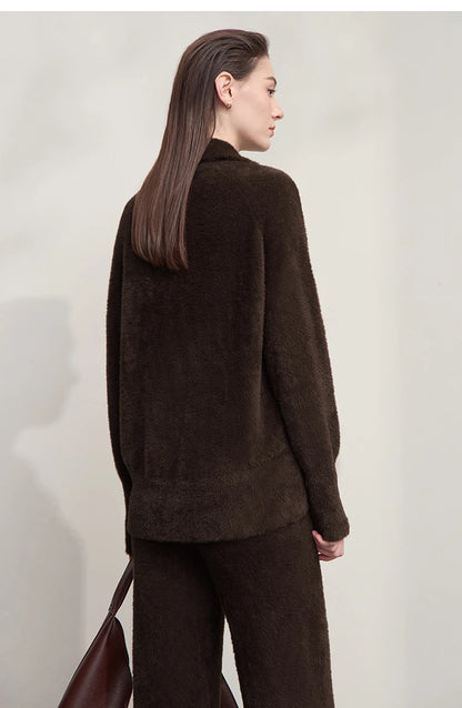Damen-Set in Dunkelbraun: Pullover mit Kragen, Rückansicht zur Hose