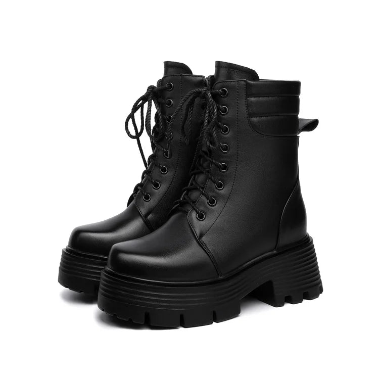 Schwarze Paar Damen-Winterstiefel, seitliche Ansicht mit Schnürung und dicker Profilsohle