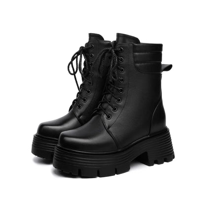 Schwarze Paar Damen-Winterstiefel, seitliche Ansicht mit Schnürung und dicker Profilsohle