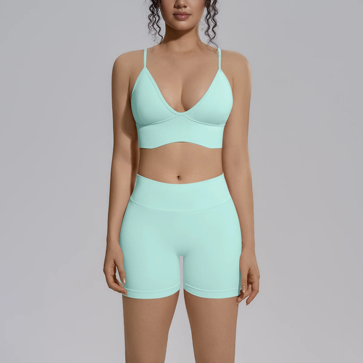 Mintgrünes Yoga-Set mit Bustier und High-Waist-Shorts