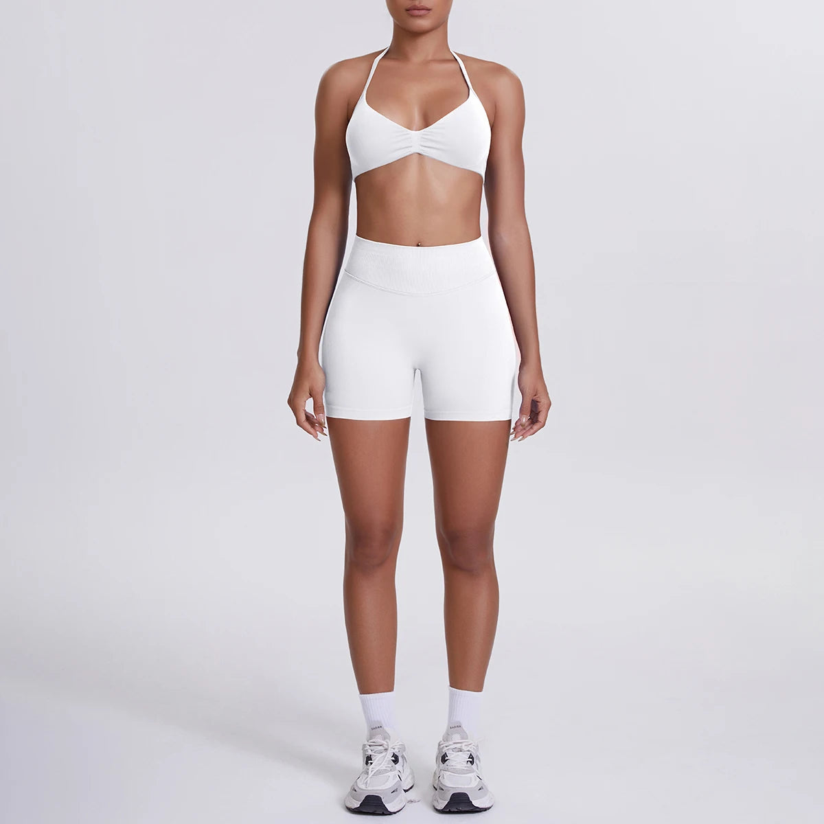 Nahtloses Yogaset für Damen: weißes Top mit High-Waist-Shorts