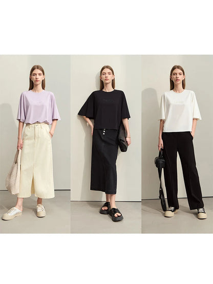 Damen T-Shirt mit elastischen Flare-Ärmeln und Perlen-Stickerei im minimalistischen Stil