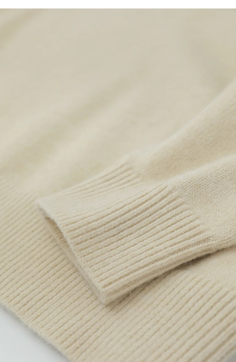 Nahaufnahme Rippenstrick am Ärmelbund, cremefarbener Damenpullover