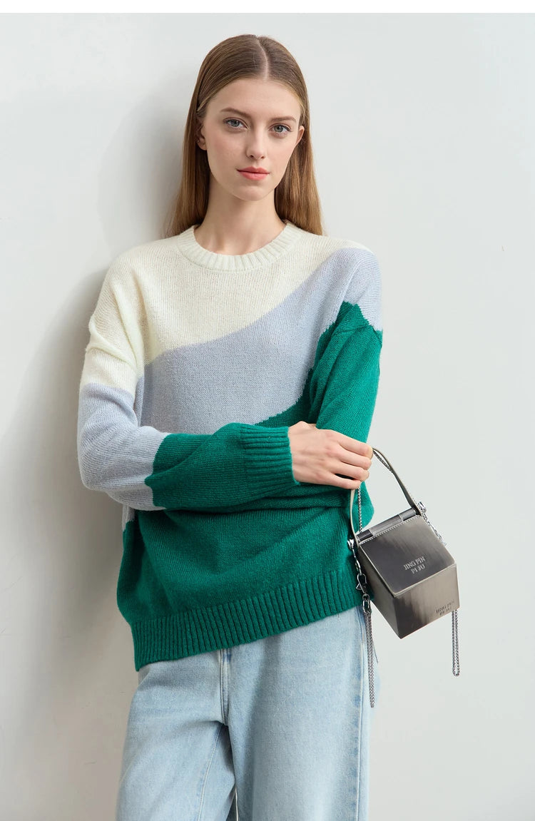 Damenpullover mit Rundhalsausschnitt, Colorblock aus creme/hellgrau, hellem Grau und grün, langarmig