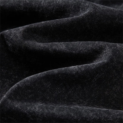 Stoffnahaufnahme eines dunklen Baumwoll-T-Shirts mit Säurewasch-Textur