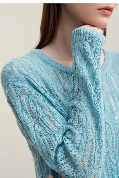 Hellblauer Damen-Strickpullover: Zopfmuster am Ärmel und Rundhals
