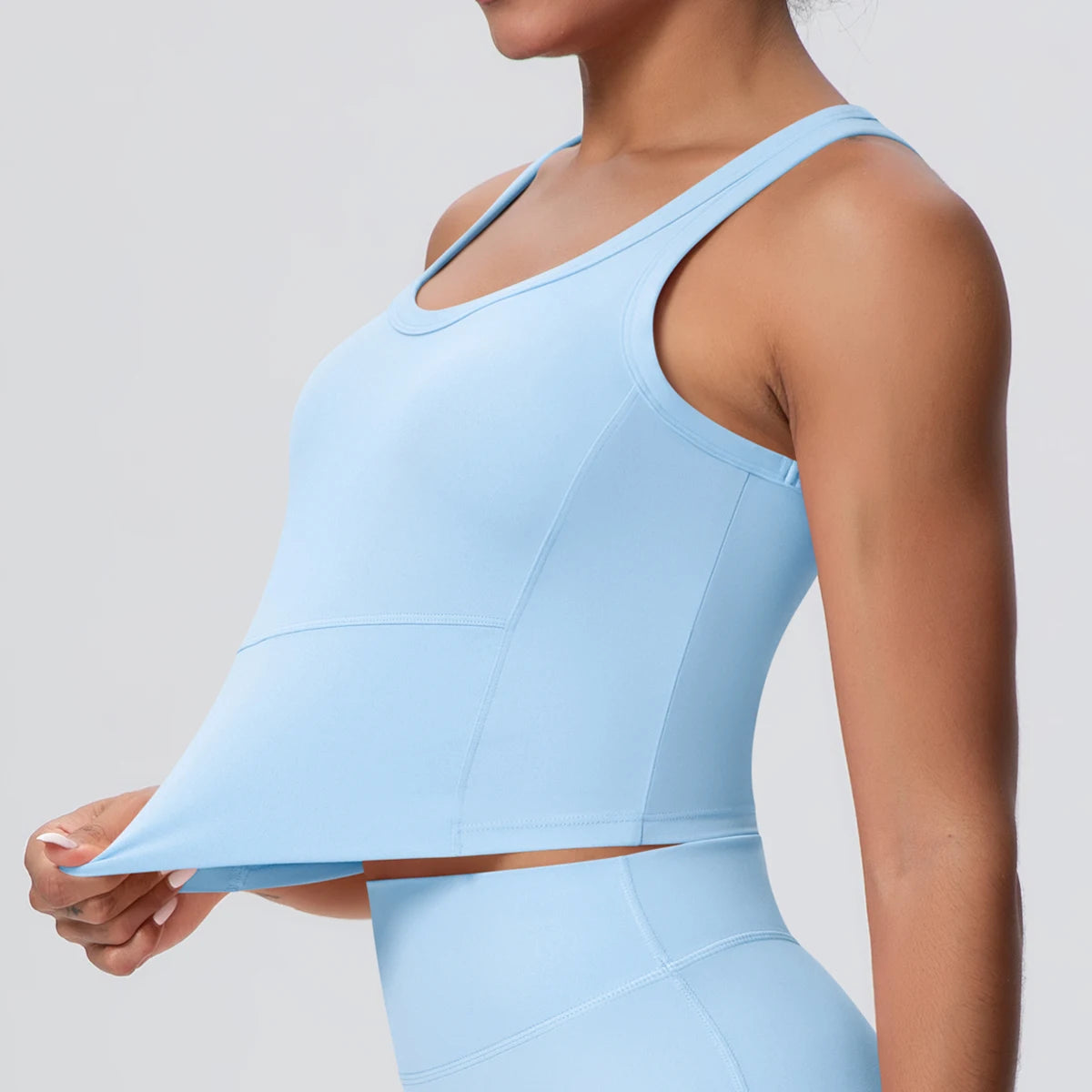 Himmelblaues Sporttop mit Trägern, nahtlosem Schnitt und eingearbeiteten Polstern