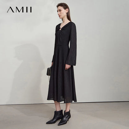 Elegantes Damen-Herbstkleid in Schwarz, V-Ausschnitt mit Knopfdetail, lange Ärmel.