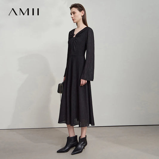 Elegantes Damen-Herbstkleid in Schwarz, V-Ausschnitt mit Knopfdetail, lange Ärmel.