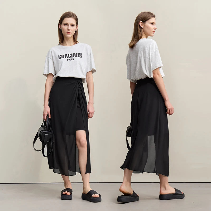 Dunkler Chiffon-Midirock mit Seitenschlitz, drapiertem Bund und fließendem Saum