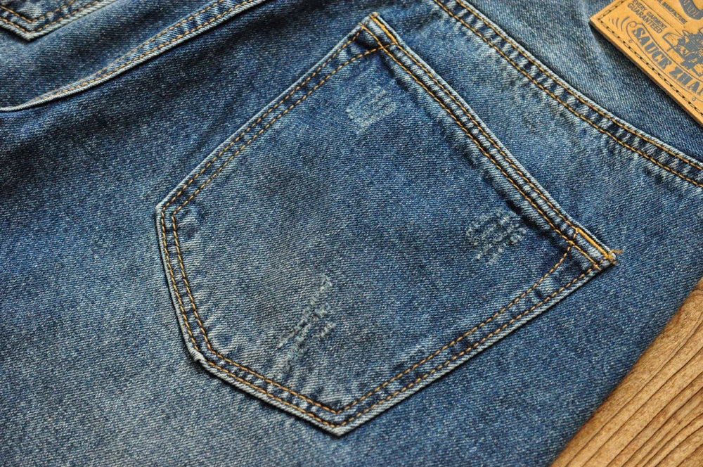 Männer Jeans im Vintage-Stil mit bestickten Patches und zerrissenen Details