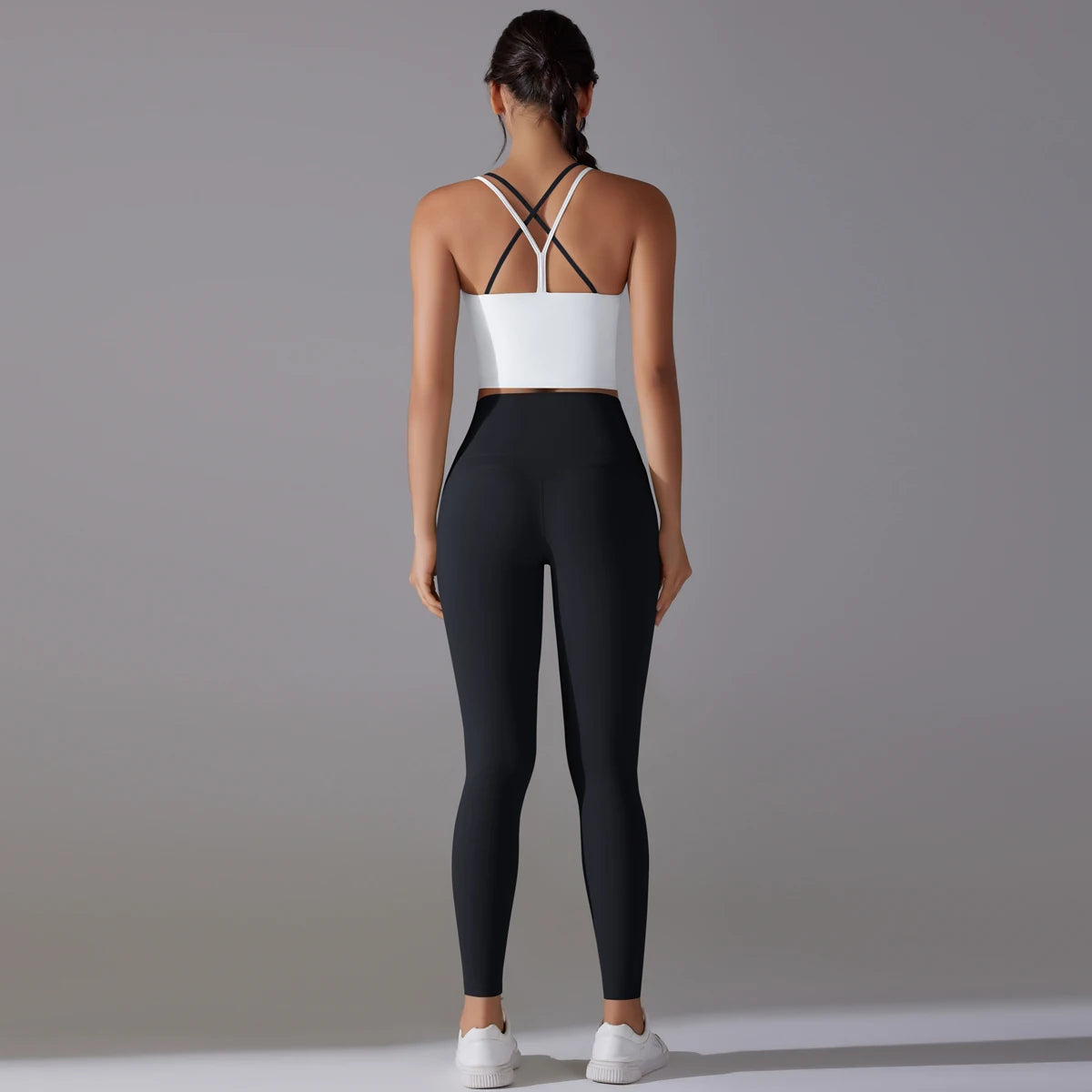 Schwarzes Yoga-Set Rückansicht: weißer Sport-BH mit gekreuzten Trägern, Leggings