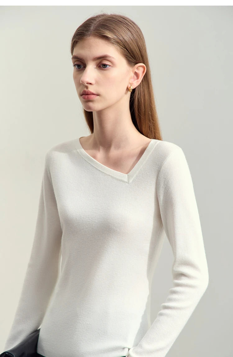 Damenpullover weiß mit V-Ausschnitt, lange Ärmel, schlichtes Design am Hals